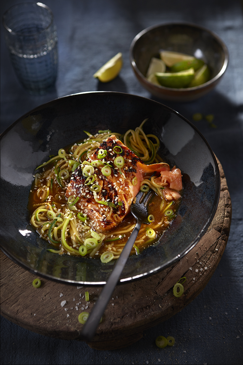 Teriyakizalm met courgettenoedels