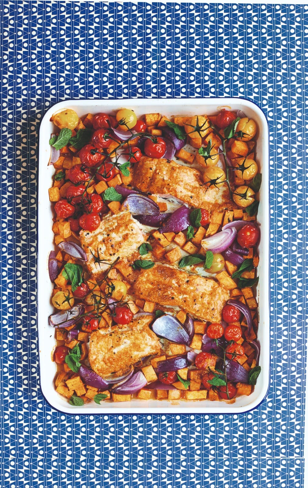 Zalm-tandoori met zoete aardappel, tomaten & rode ui
