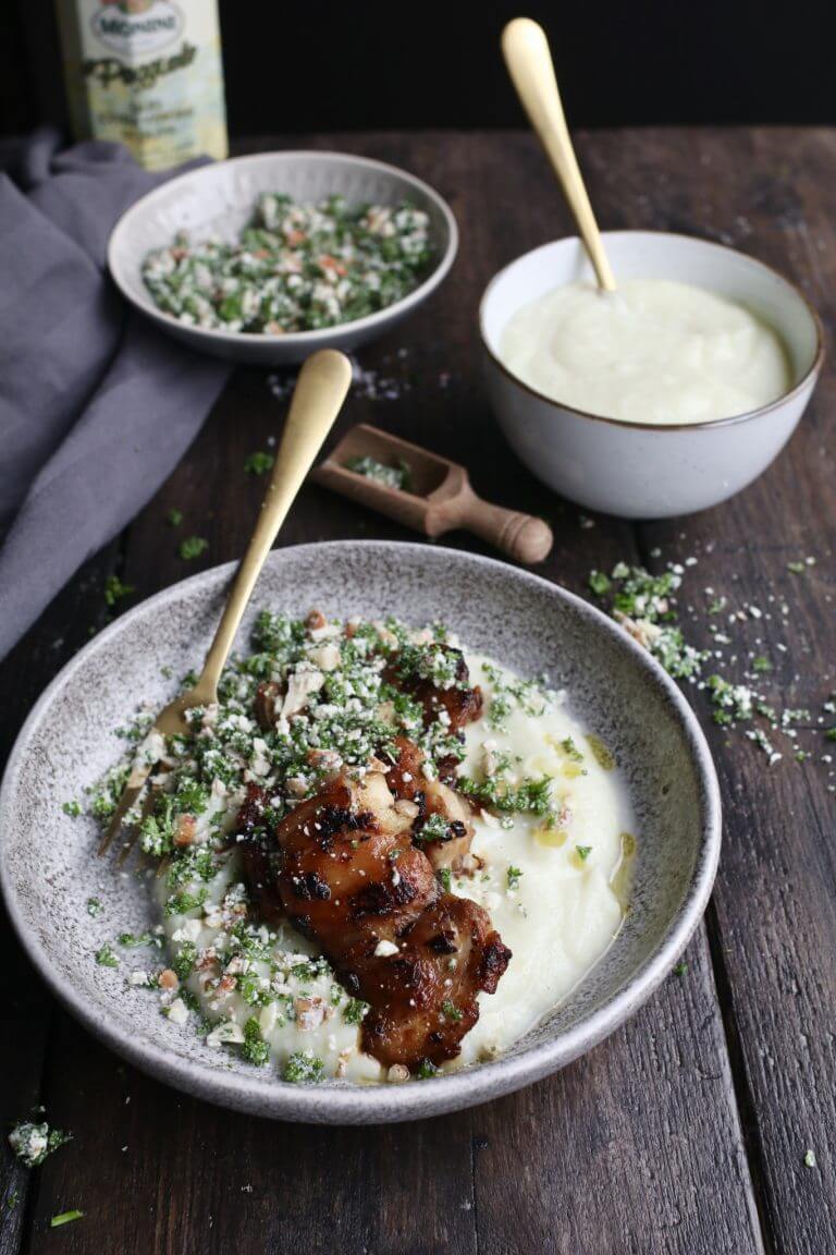 Bloemkoolpuree met kippendij en feta crumble
