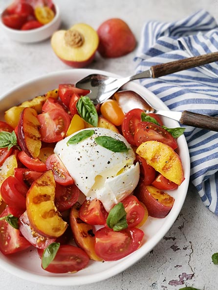 Salade caprese met gegrilde nectarine en burrata