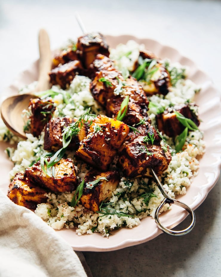 Zoete en pittige gegrilde tofu met ananas en gekruide bloemkoolrijst