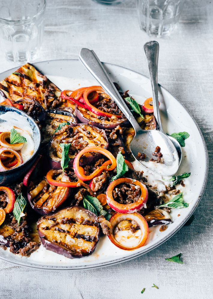 Honing gehakt, gegrilde aubergines en knoflook yoghurt