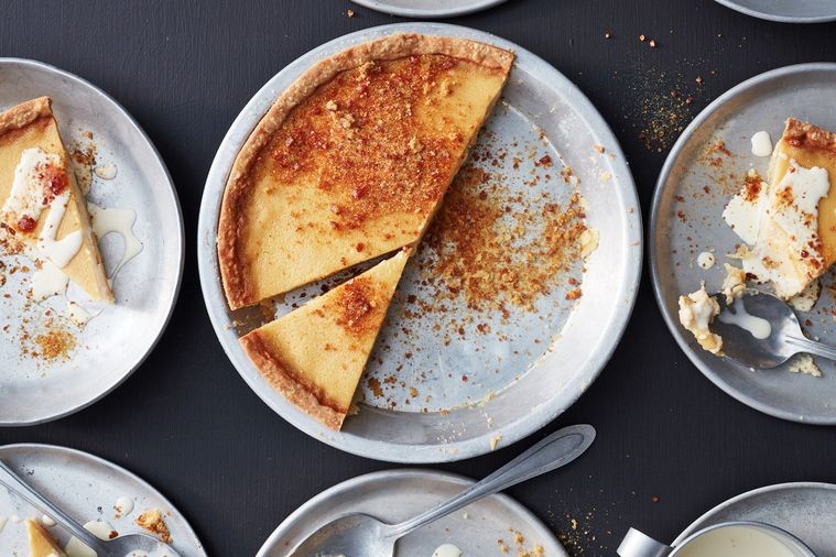Honing-karnemelkflan met crunchy kaneelkaramel