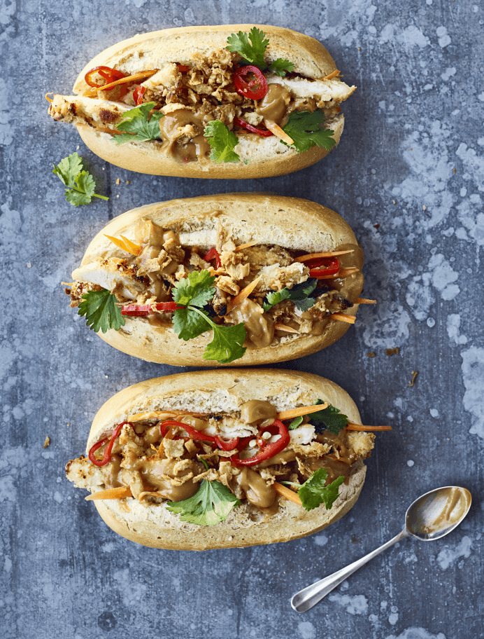 Banh mi met kip en satésaus