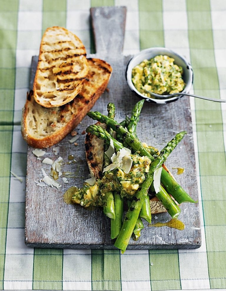 Geroosterde asperges met saus op toast