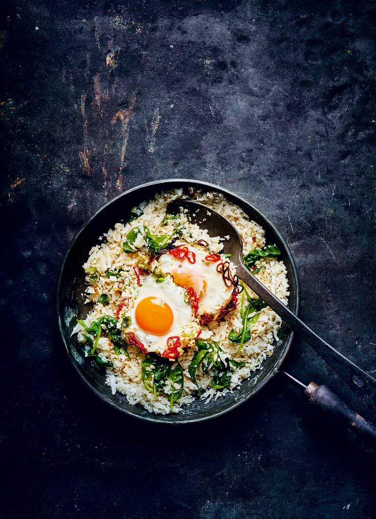 Bloemkoolrijstbowls met krokante chili-eieren