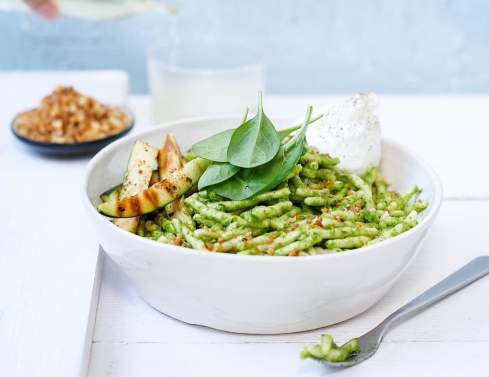Trofie met spinazie-pistachepesto, gegrilde courgette, burrata en pangrattato