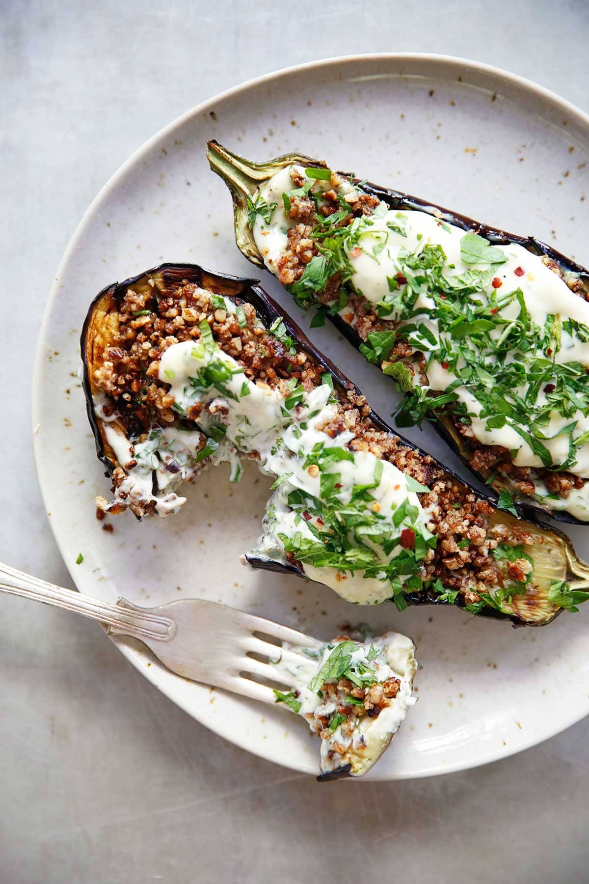 Gegrilde aubergine met notencrumble