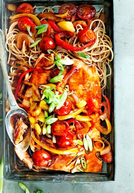 Zoetzure zalmfilet met paprika en bosui
