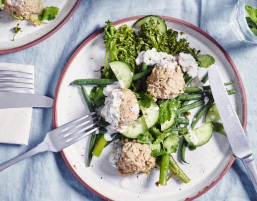 Gestoomde balletjes met boontjes, broccolini en munt-yoghurt saus
