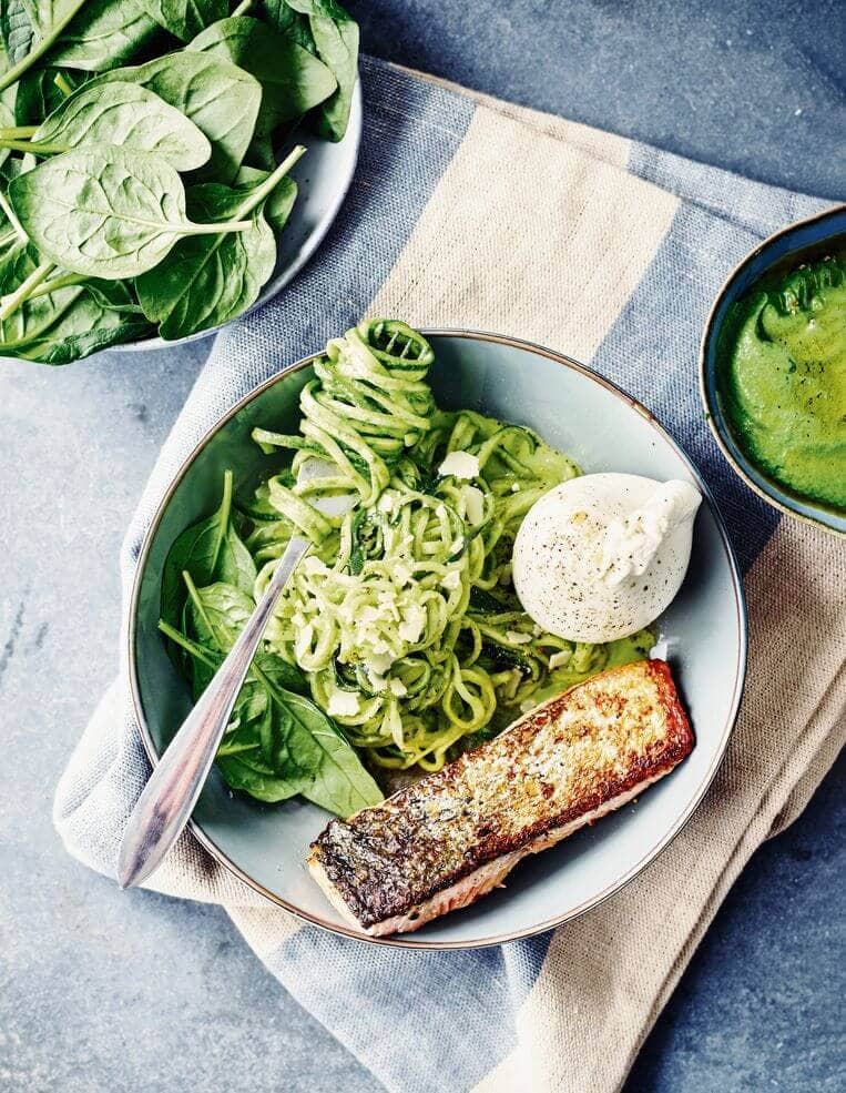Pasta courgetti met spinazie-amandelpesto, burrata en zalmfilet