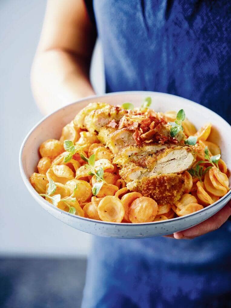 Pittige pesto rosso met orecchiette, krokante kip en pancetta