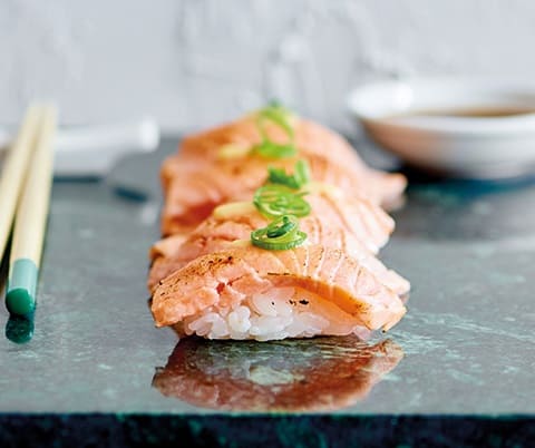 Nigiri sushi met geschroeide zalm