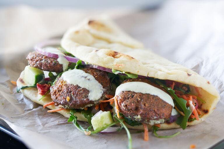 Flatbreads met falafel en yoghurt-muntsaus