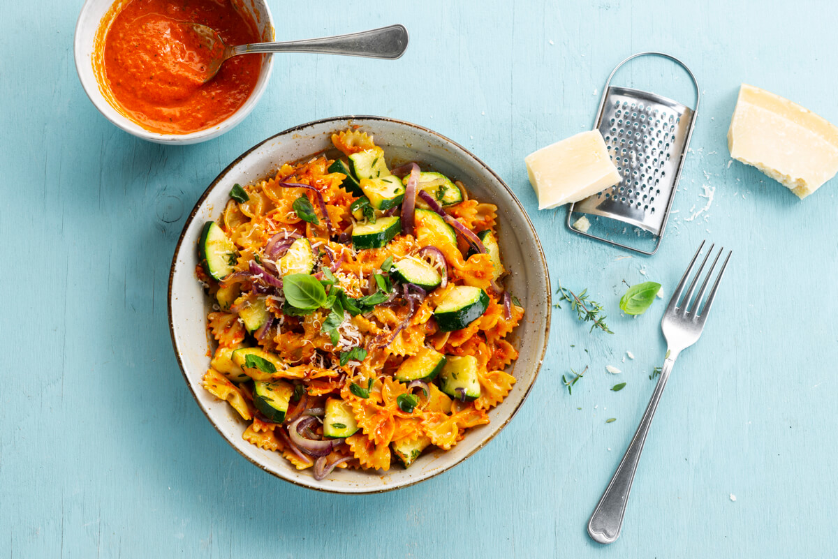 Pasta met paprikapesto en courgette