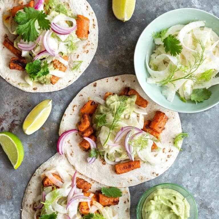 Taco's met geroosterde chipotlewortels, avocadoroom en venkelsla