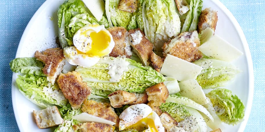 Caesarsalade met gepaneerde kip