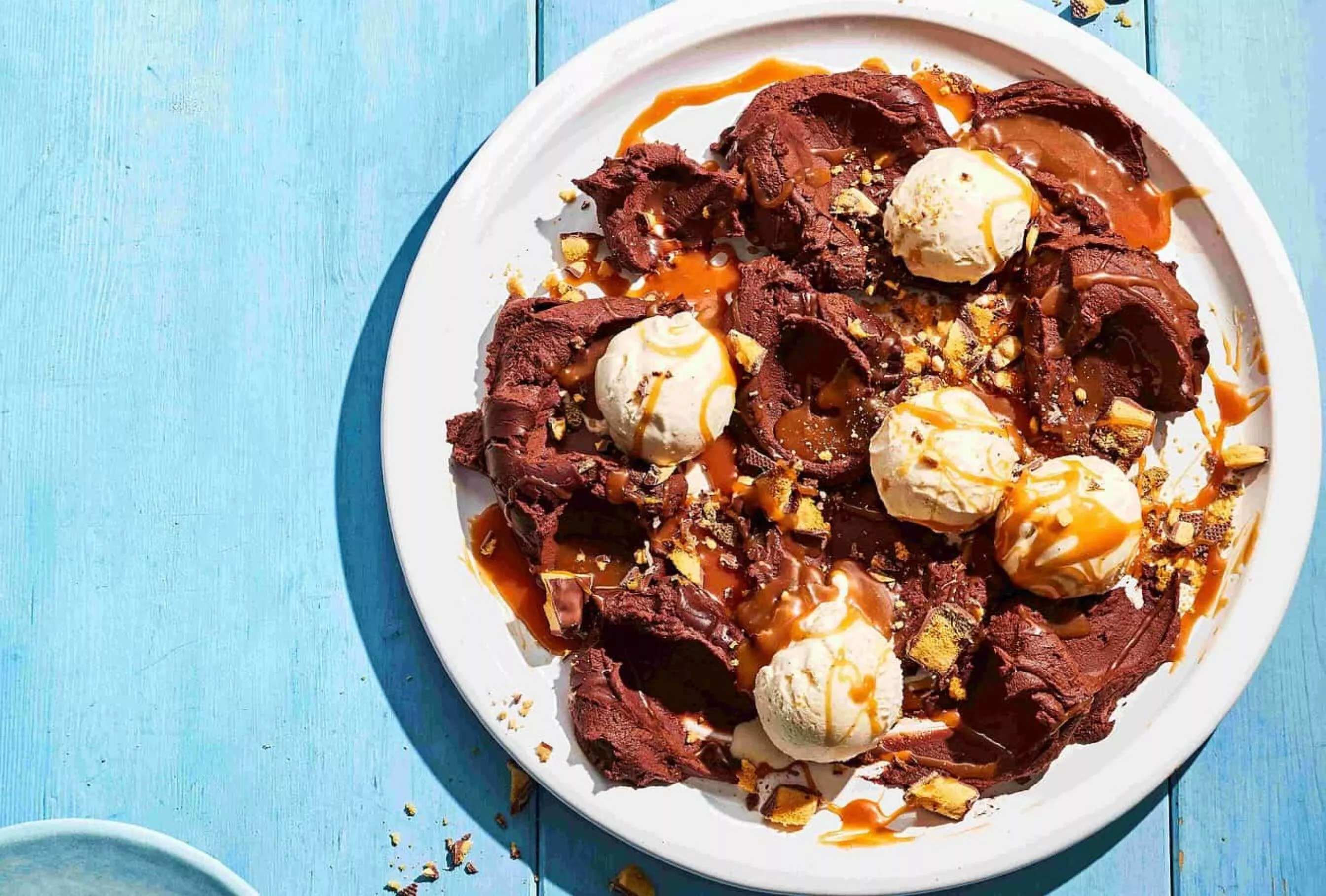 Pure-chocolade-misoganache met karamelsaus en roomijs