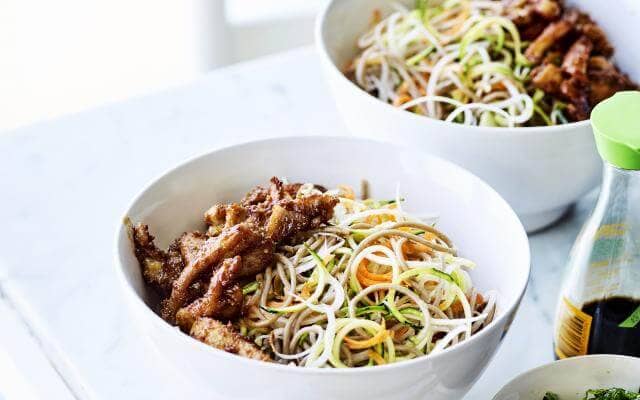 Pittige salade van noedels met kip en zoetzure groentelinten