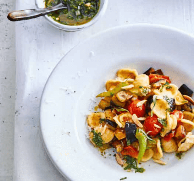 Pasta met groenten en kruidenpesto 