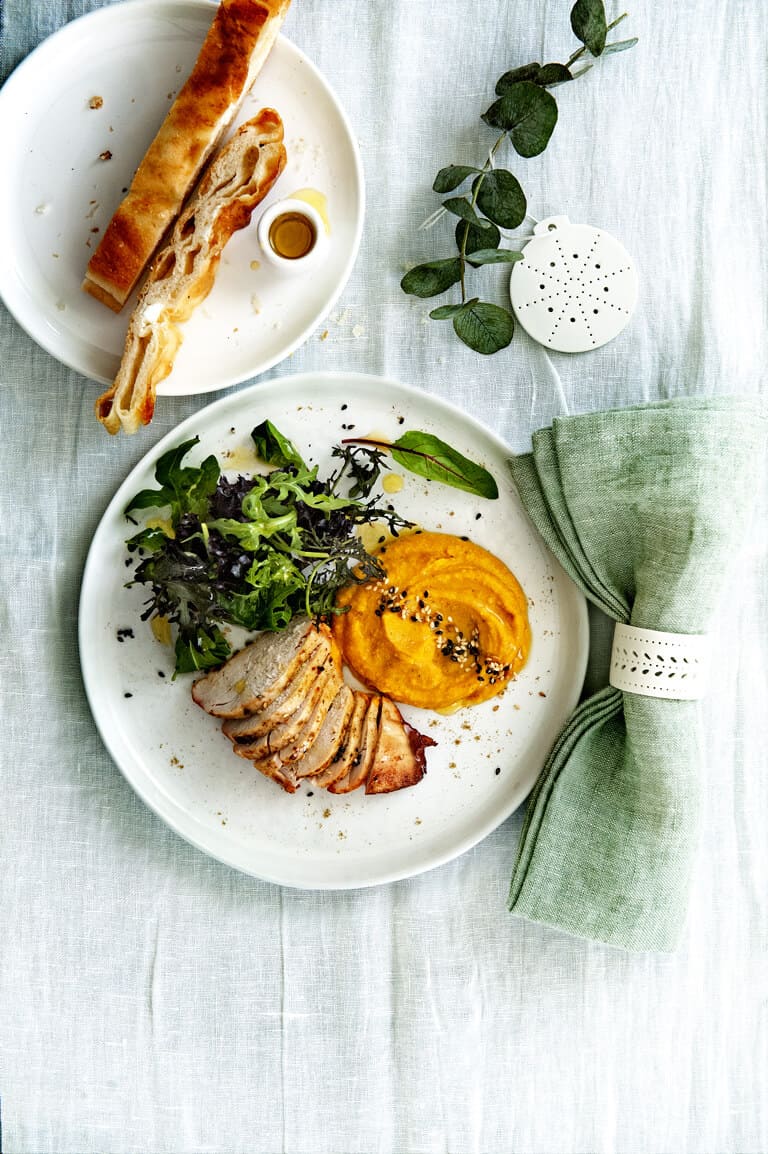 Geroosterde-kipsalade met pompoenhummus