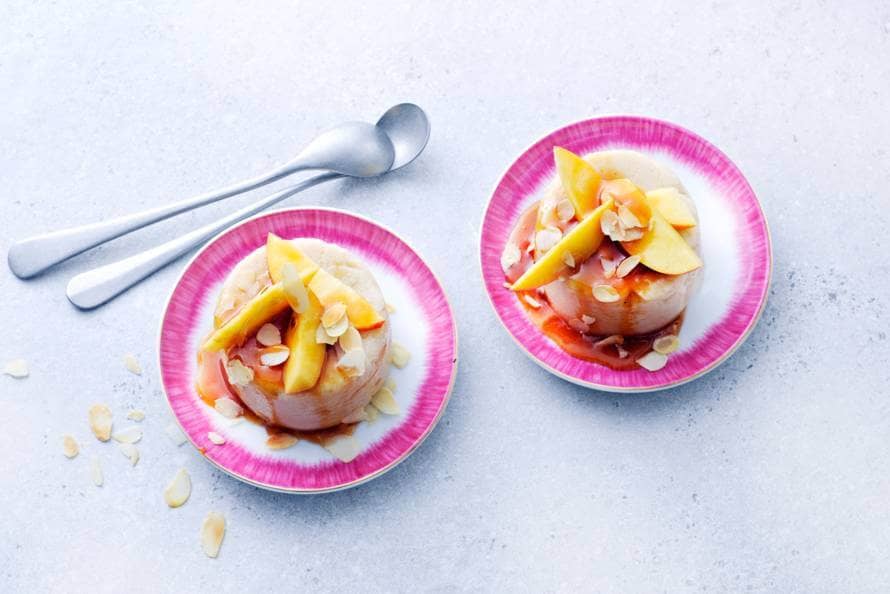 Gries­meel­pud­ding met per­zik & ka­ra­mel­saus