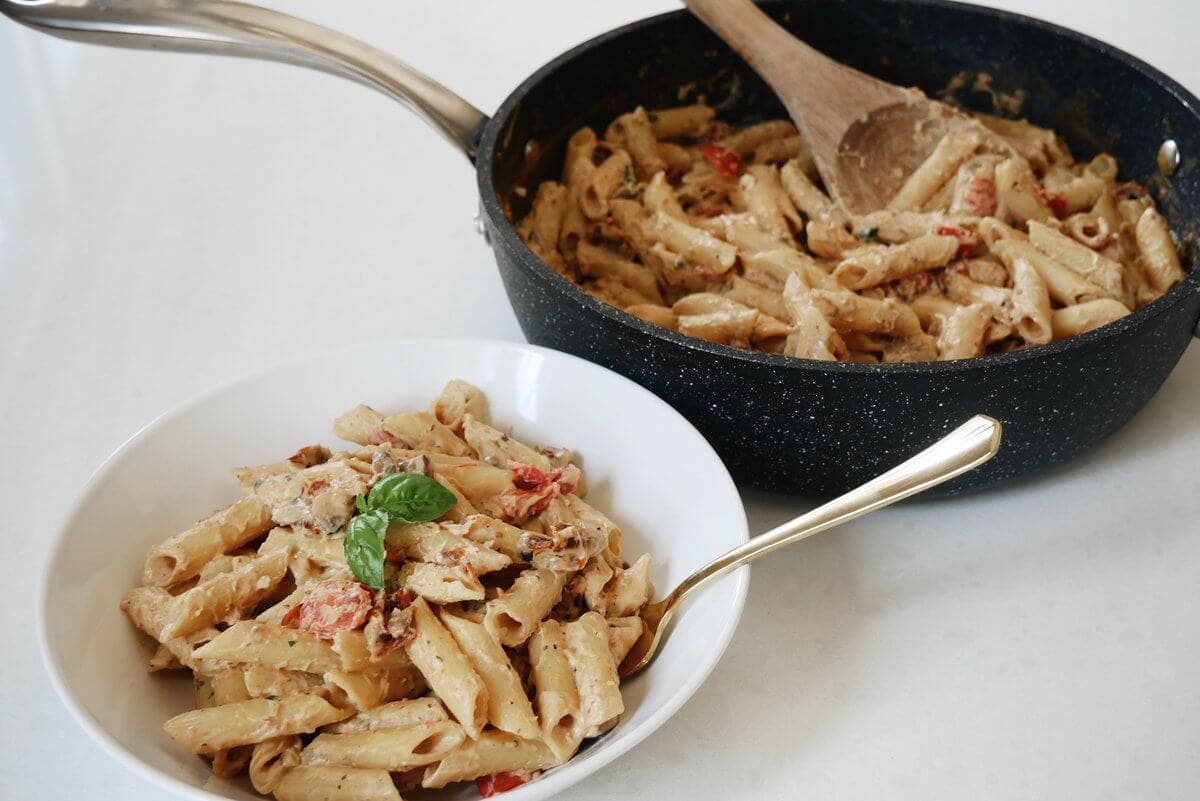 Romige zongedroogde tomaten pasta