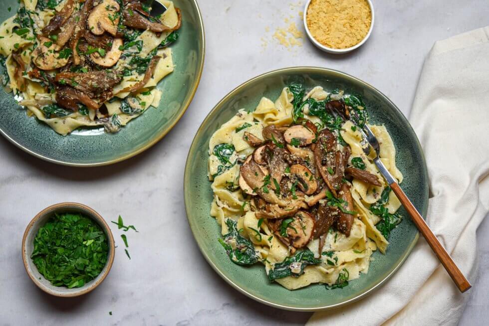 Tagliatelle met truffel-roomsaus en paddenstoelen