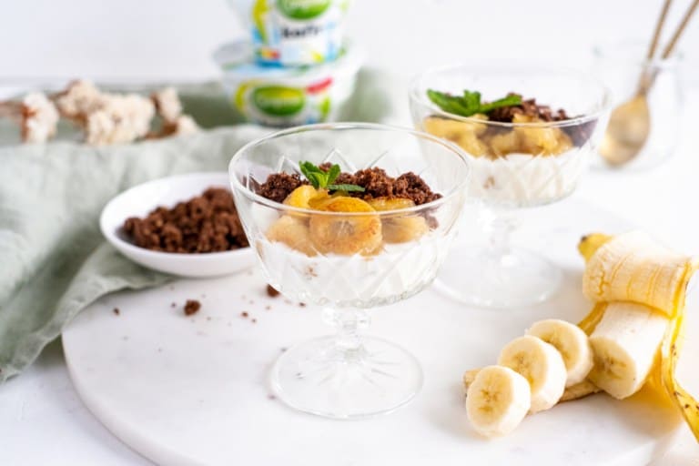 Yoghurt met gebakken banaan en chocolade crumble