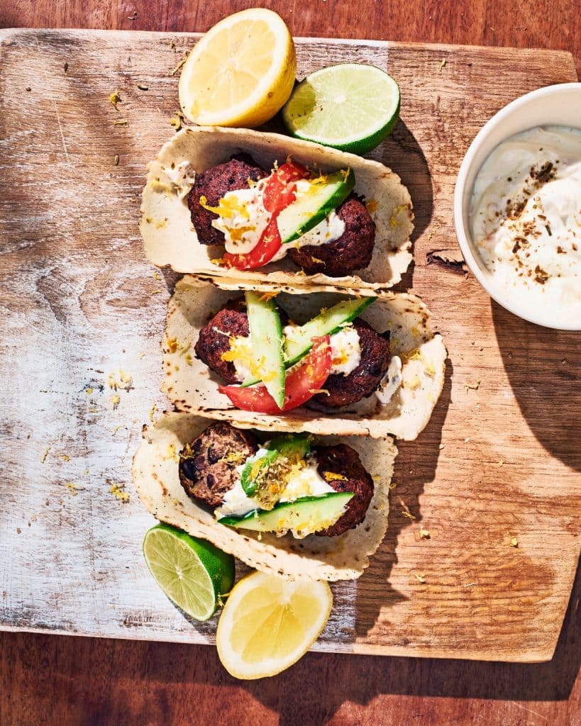 Tortilla met falafel van zwarte bonen en citrusroom