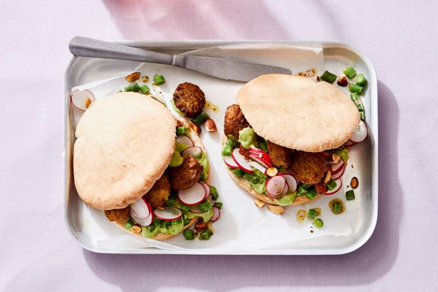 Pita's met falafel en avocado-yoghurtsaus