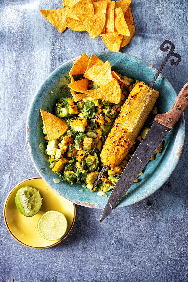 Warme salade met gegrilde maïs en jalapeño