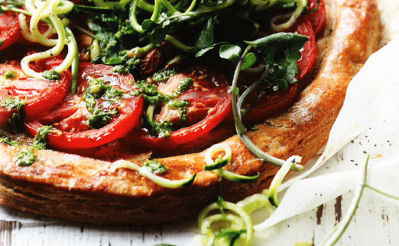Tomaten - pestotaart met courgettesalade