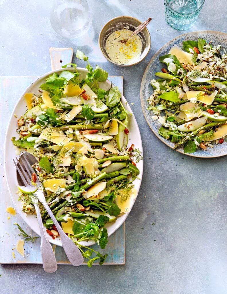 Groene maaltijdsalade met asperges en oude kaas