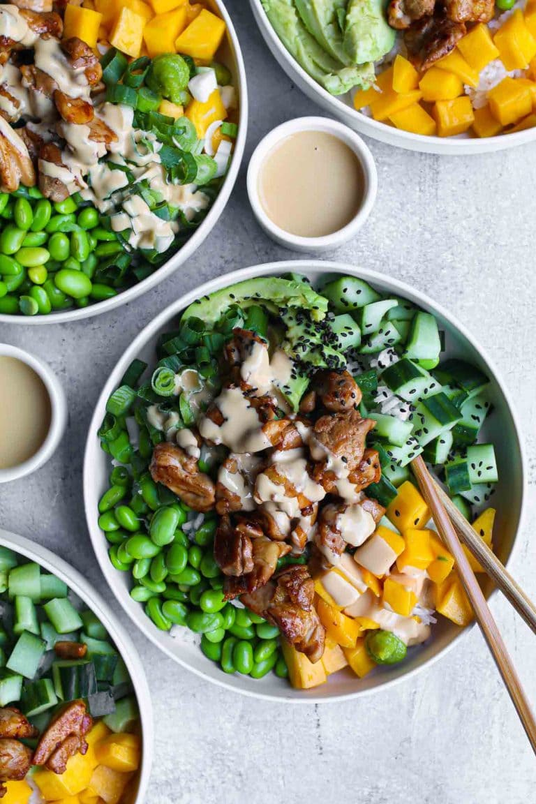 Poké bowl met gebakken kip en mango