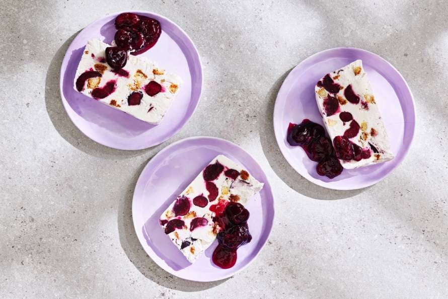Se­mif­red­do met ker­sen en bit­ter­koek­jes