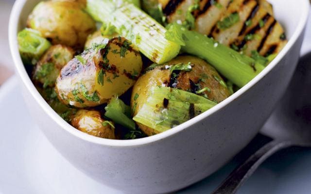Gegrilde aardappelen en groene selder