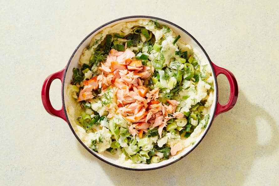 Prei­stamp­pot met warm ­ge­rook­te zalm
