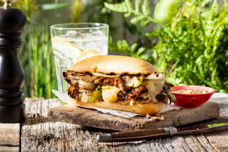 BBQ steak sand­wich