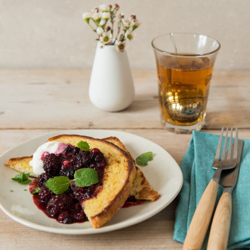 Wentelteefjes met warme bosbessen en munt