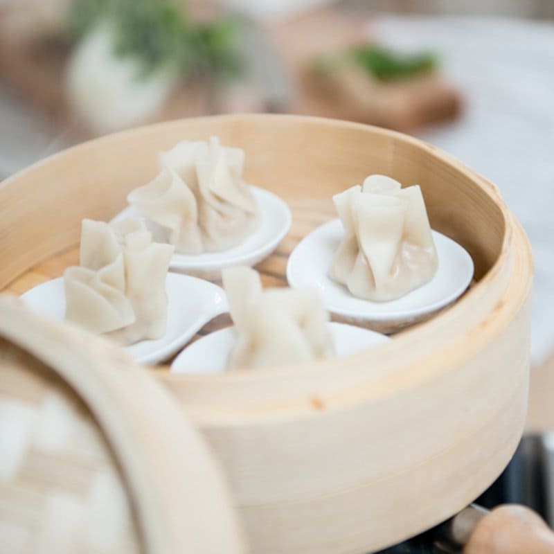 Dim sum van kip en garnalen met geurige bouillon