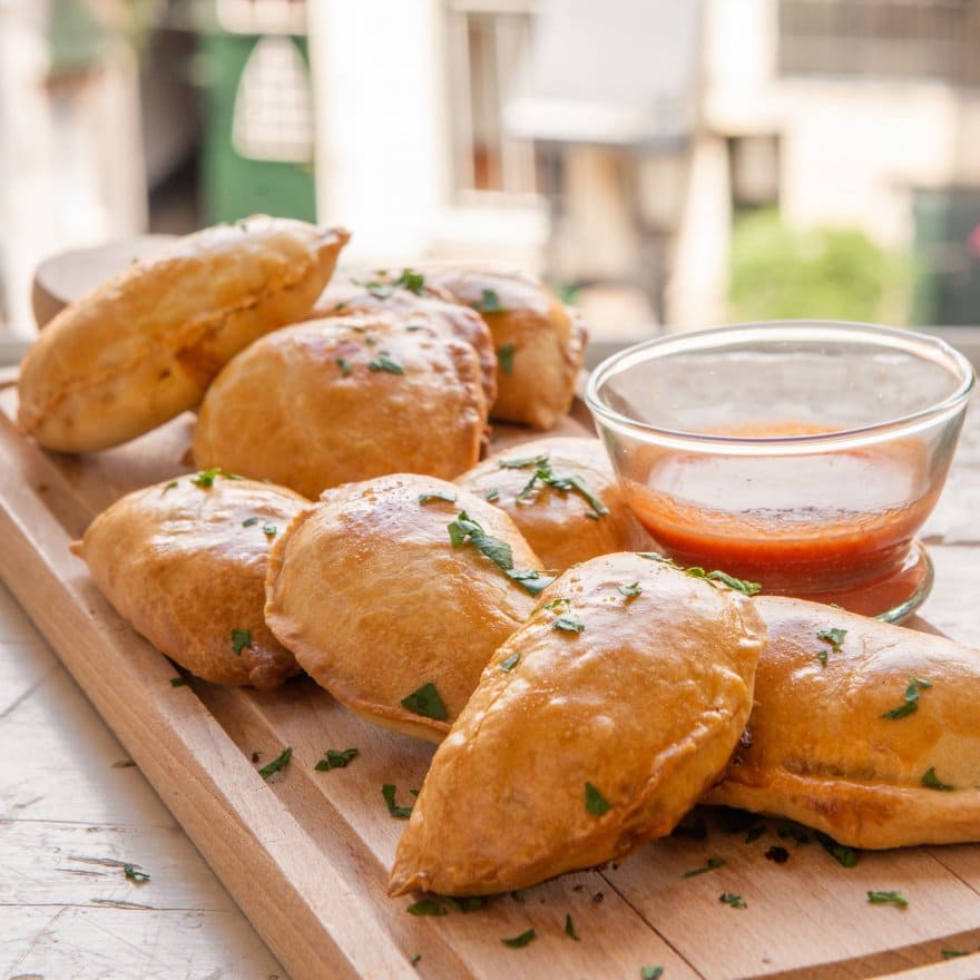 Empanadas met kippengehakt en piri piri saus