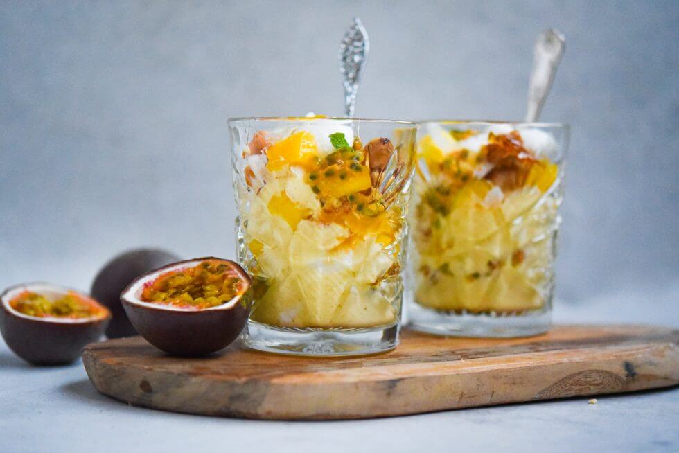 Eton Mess met mango, hazelnotencrumble en passievrucht