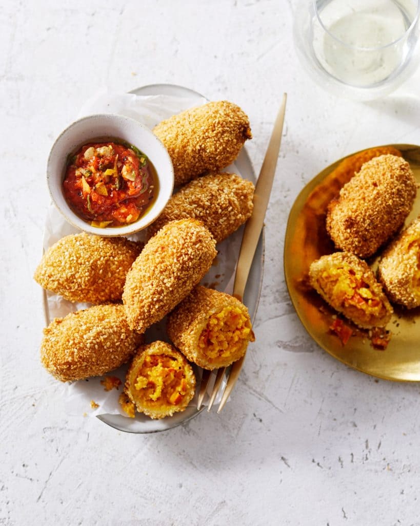 Pompoen-saffraankroket met paprika-hazelnootdip
