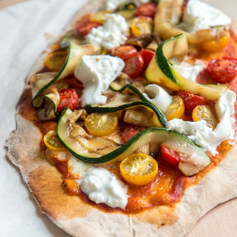 Pizza met kerstomaatjes, gegrilde courgette en burrata