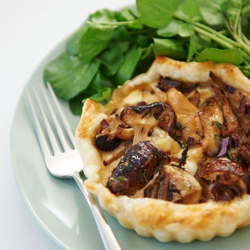 Taartjes met paddenstoelen en oude kaas