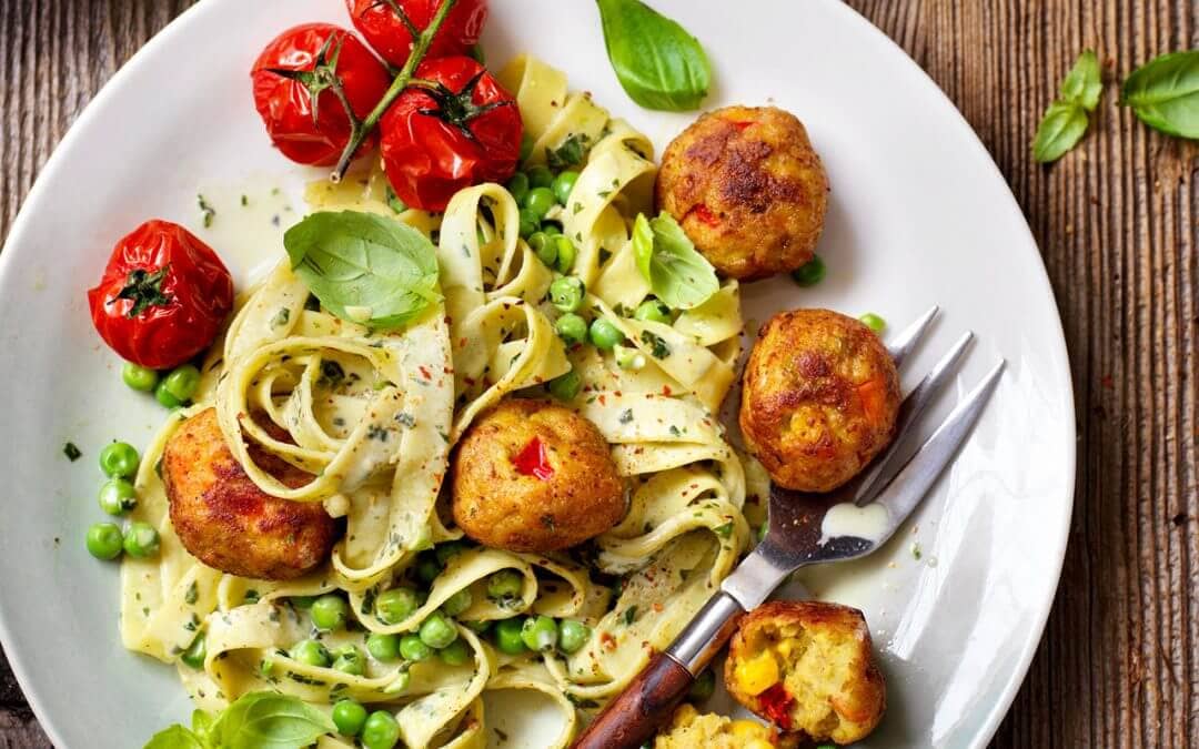 Romige Tagliatelle met doperwtjes, pesto, tomaatjes en groente balletjes