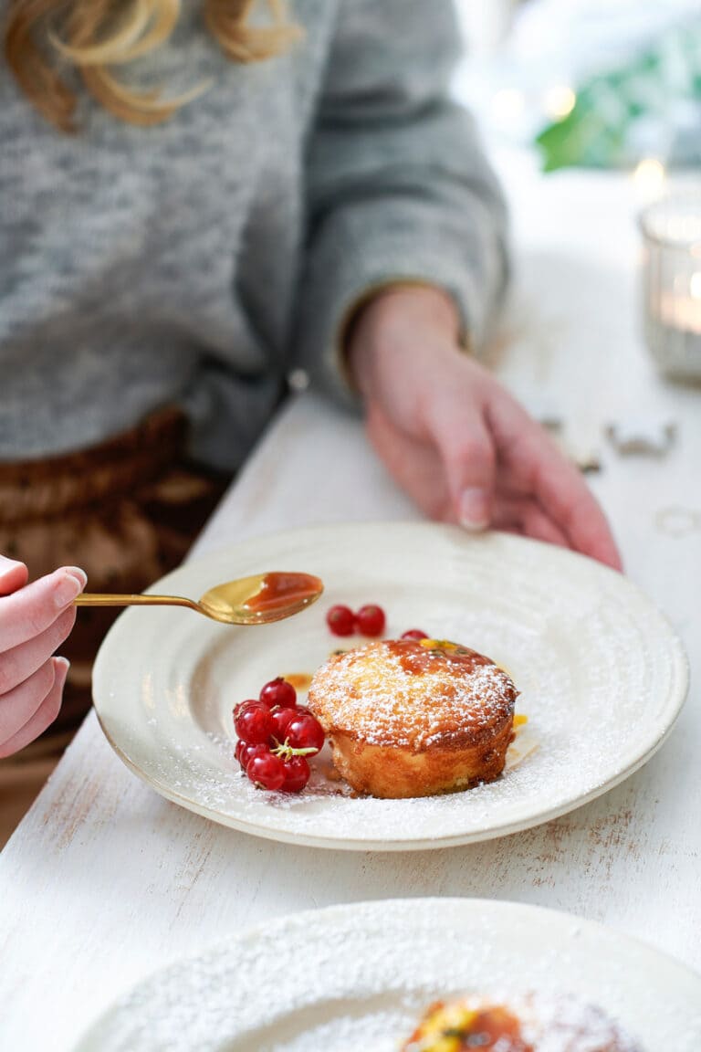 Witte chocoladetaartjes met hart van zoute karamel en passievrucht