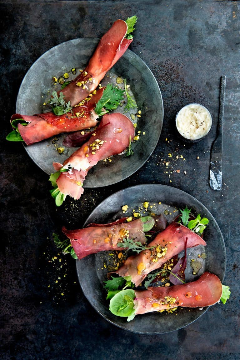 Bresaolarolletjes met gerookte-knoflookcrème en pistache
