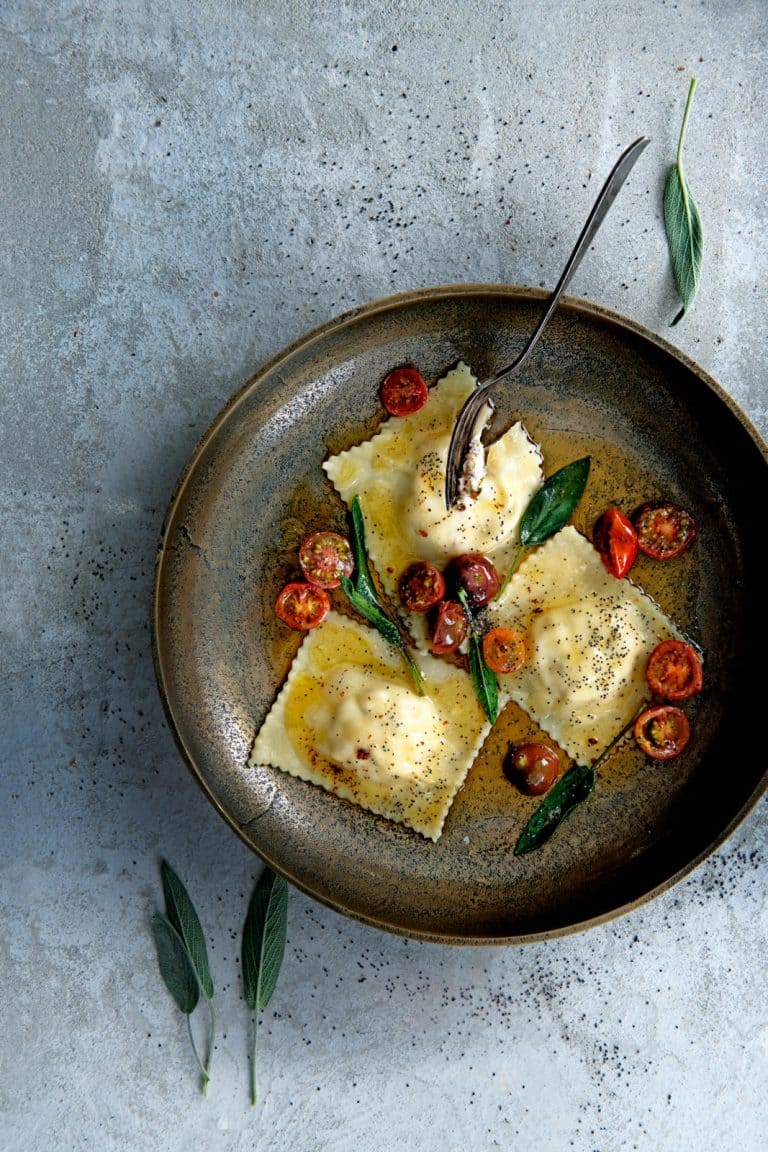 Ravioli met walnoot-saliericotta en bruine maanzaadboter